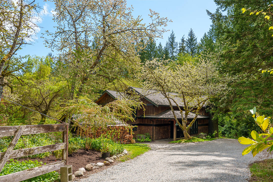 1531 Lockyer Road, Roberts Creek, British Columbia