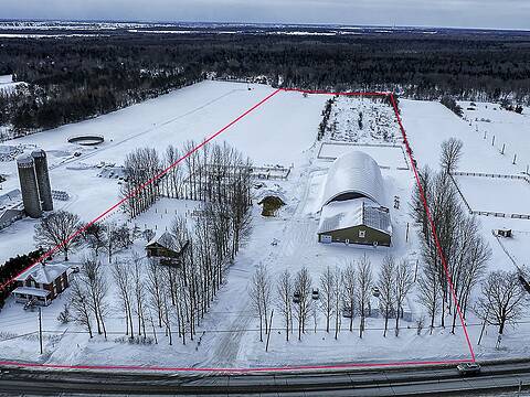 668 Route 365, Neuville