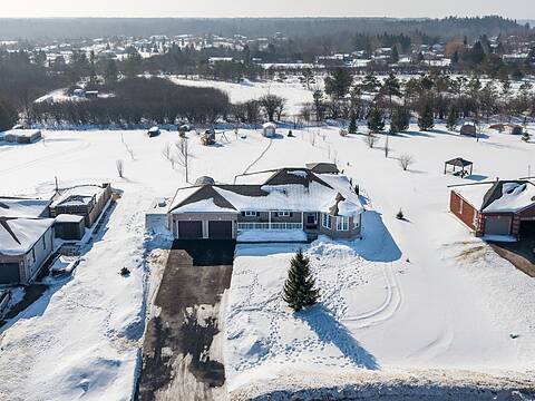 8 Hall Street, Springwater