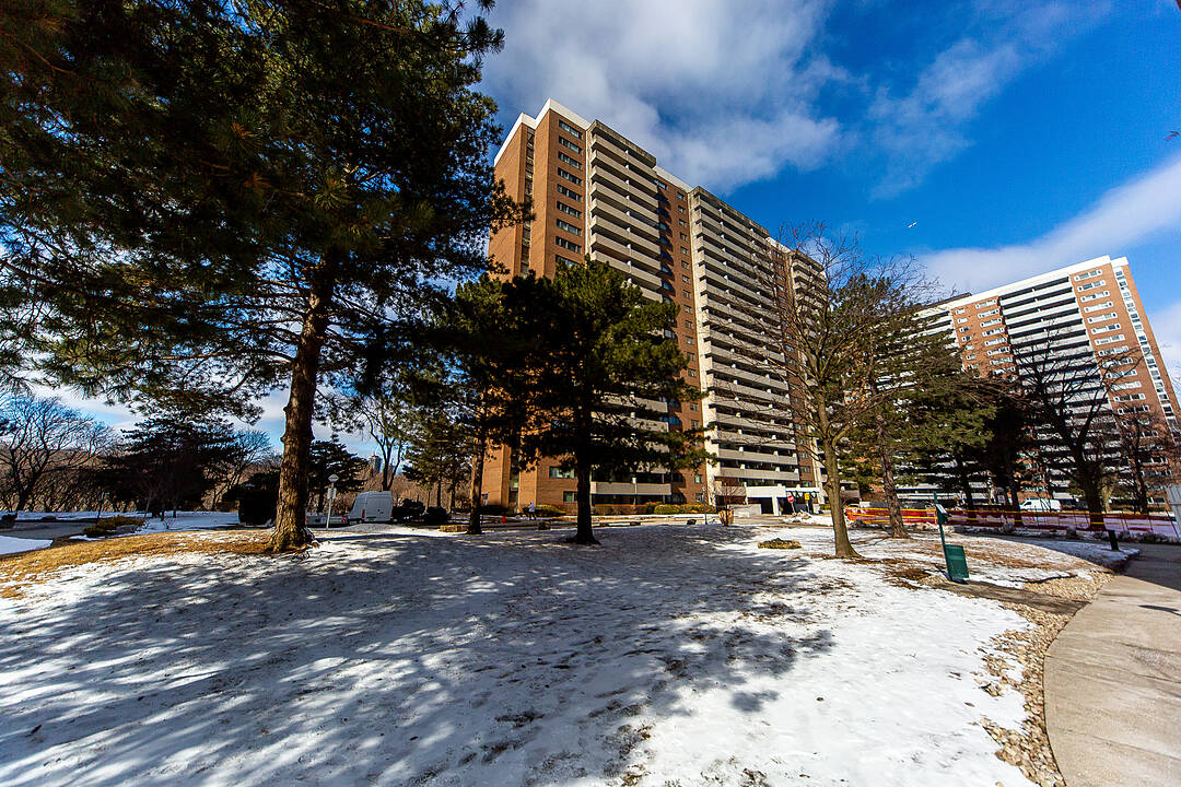 260 Scarlett Rd #302, Toronto, Ontario