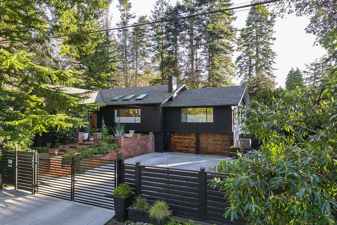 1941 Appleton Place, Saanich, British Columbia