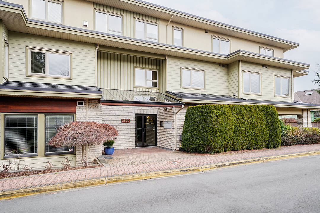 303-2520 Oakville Avenue, Sidney, British Columbia
