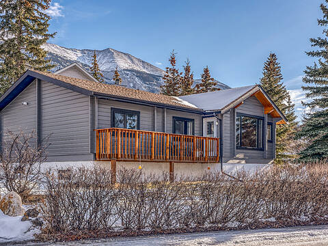327 Silvertip Close, Canmore