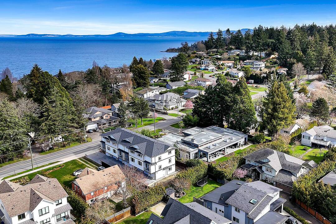 1-1559 Ash Road, Saanich, British Columbia