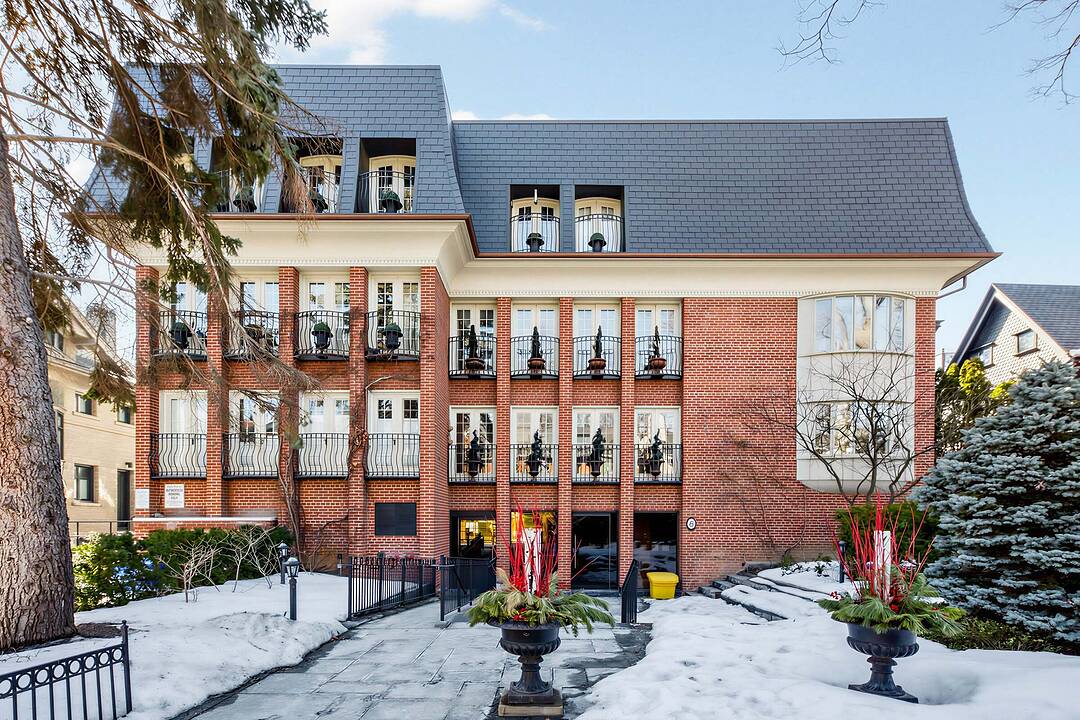 8 Hawthorn Ave #202, Toronto, Ontario