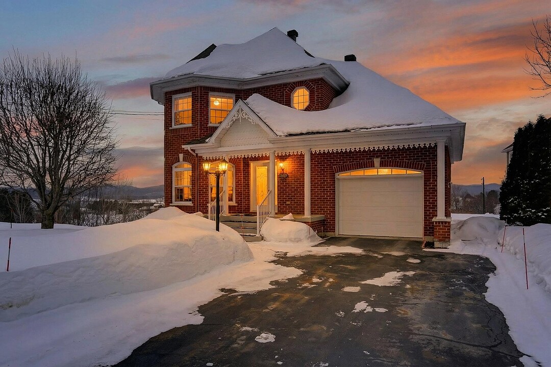 30 Place Optimiste, Sainte-Thècle, Québec