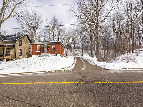 111 Broadway St W, Brant