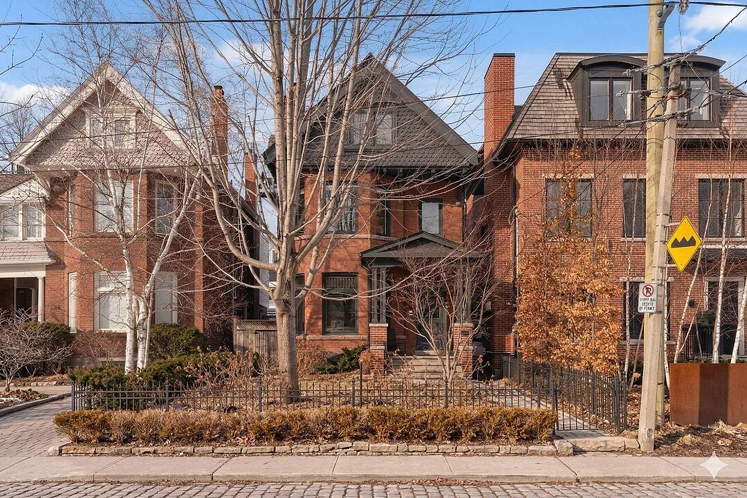 134 Roxborough St W, Toronto, Ontario