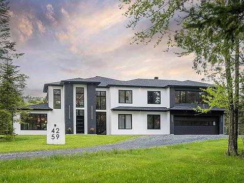 4259 Rue de l'Everest, Ascot Corner