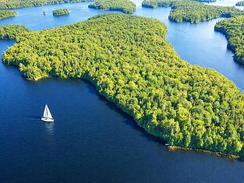 Île du Lac-des-Grandes-Baies, Nominingue