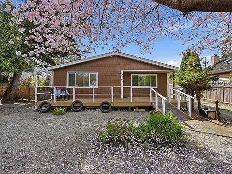 5707 Medusa Street, Sechelt