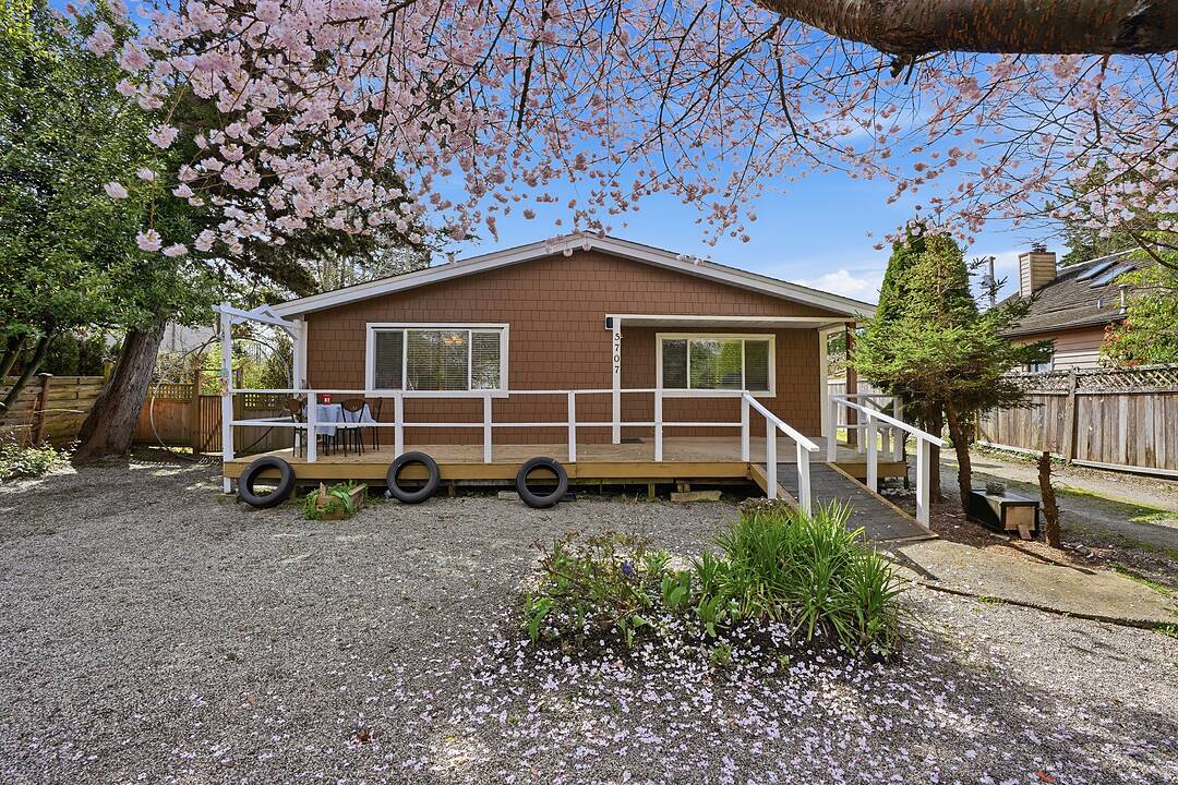 5707 Medusa Street, Sechelt, British Columbia