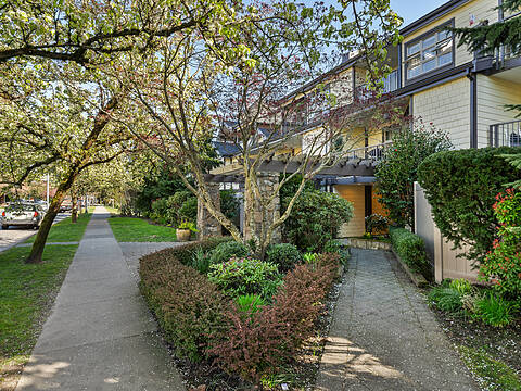 235 4th Street W #207, North Vancouver