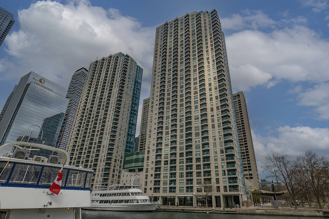 99 Harbour Sq #3212, Toronto, Ontario