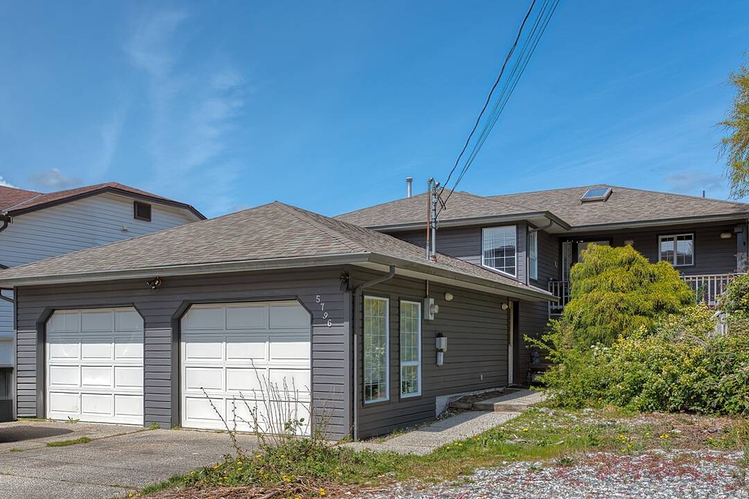 5796 Trail Avenue, Sechelt, British Columbia