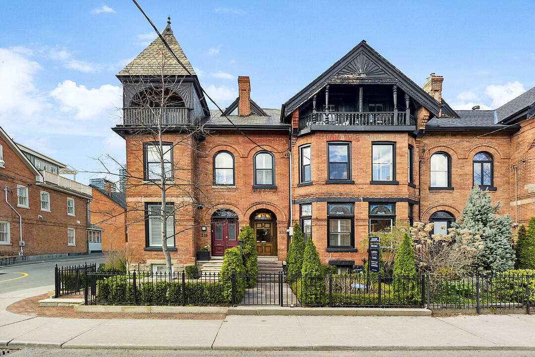 328 Wellesley St E, Toronto, Ontario