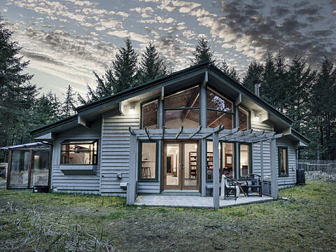 1995 Beitush Road, Tlell