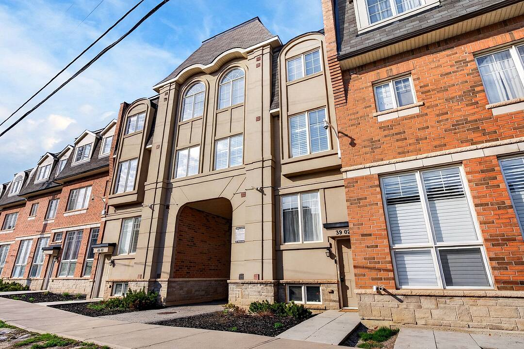 2420 Baronwood Dr #39-02, Oakville, Ontario