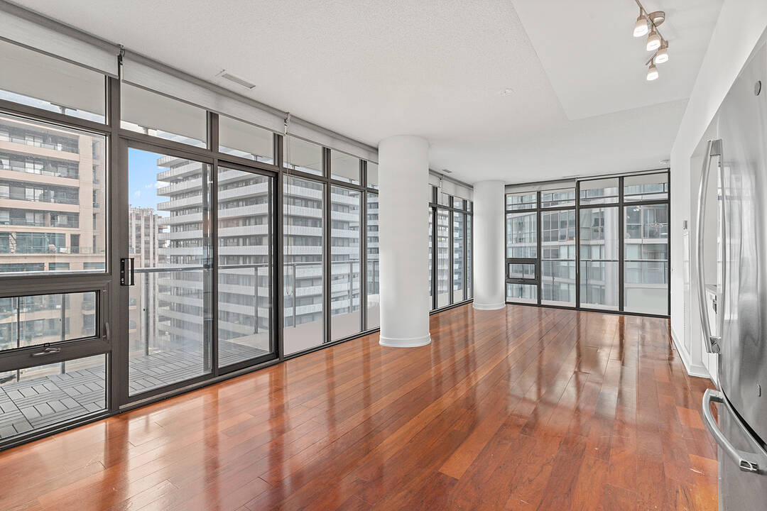 33 Charles St E #1611, Toronto, Ontario