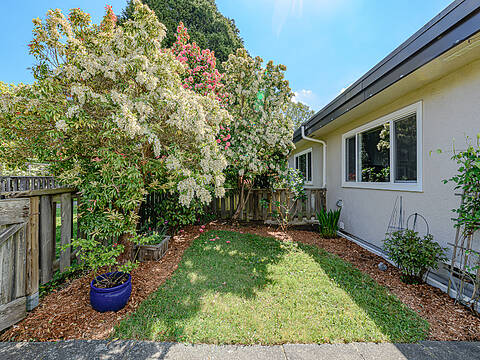 23-3060 Harriet Road, Saanich