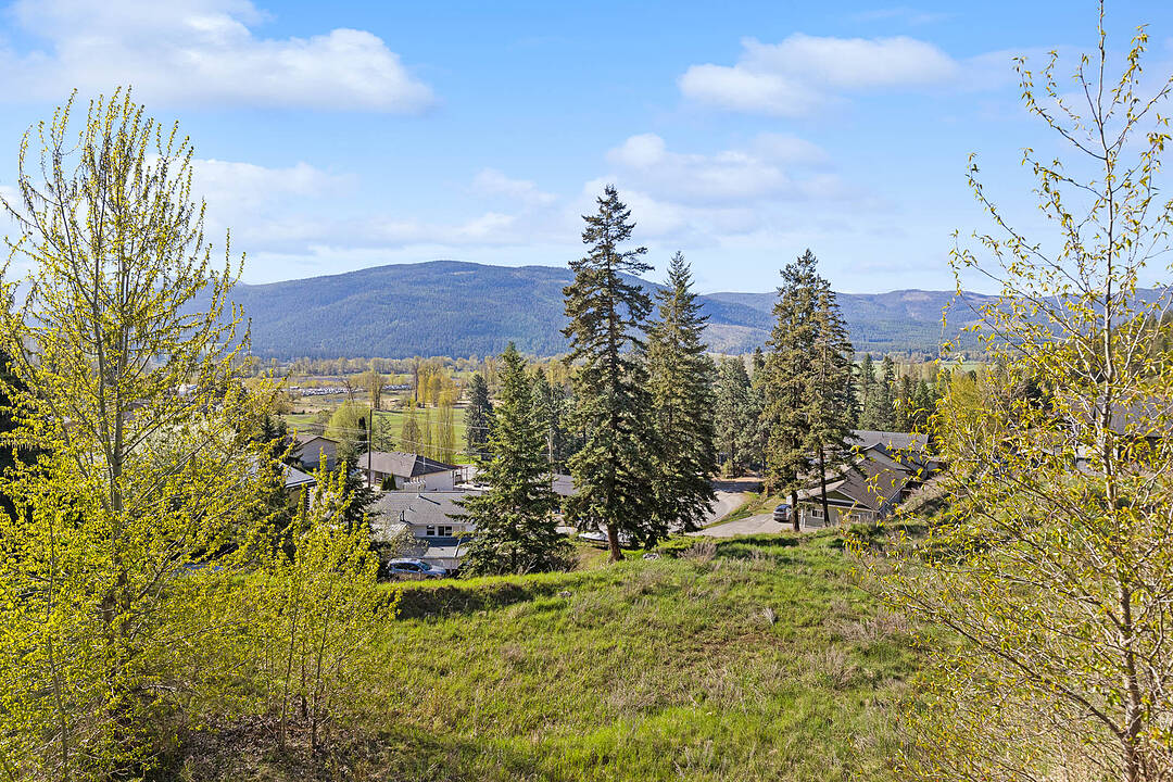 1827 Mountain View Avenue, Lumby, British Columbia