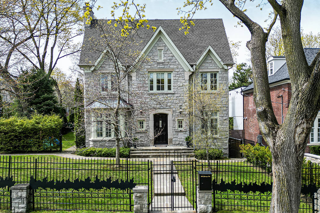 200 Glenayr Rd, Toronto, Ontario