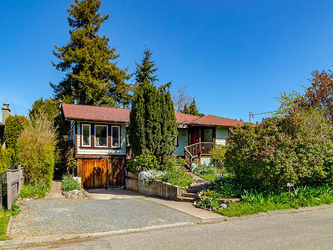 1742 Christmas Avenue, Saanich