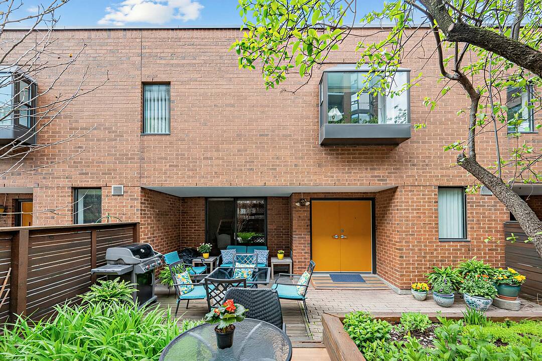 188 Spadina Ave #Th. 2, Toronto, Ontario