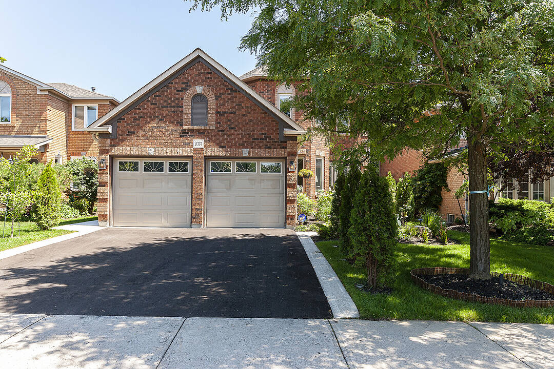2074 Brays Lane, Oakville, Ontario