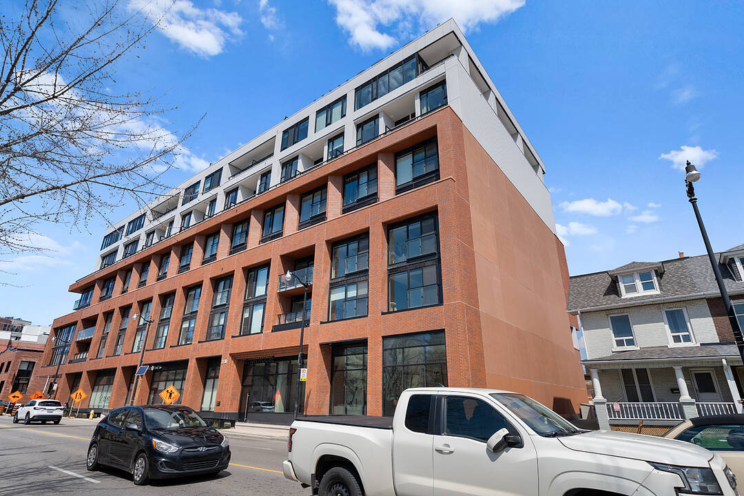 2720 Dundas St W #323, Toronto, Ontario
