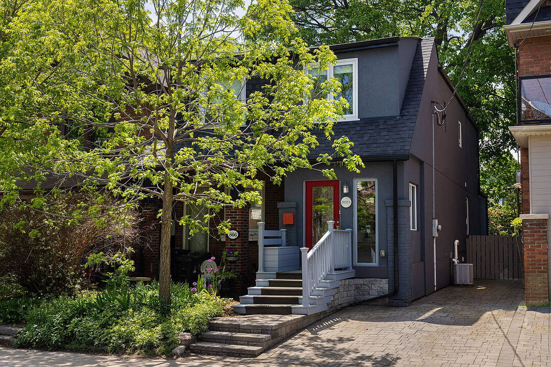 866 1/2 Carlaw Ave, Toronto, Ontario