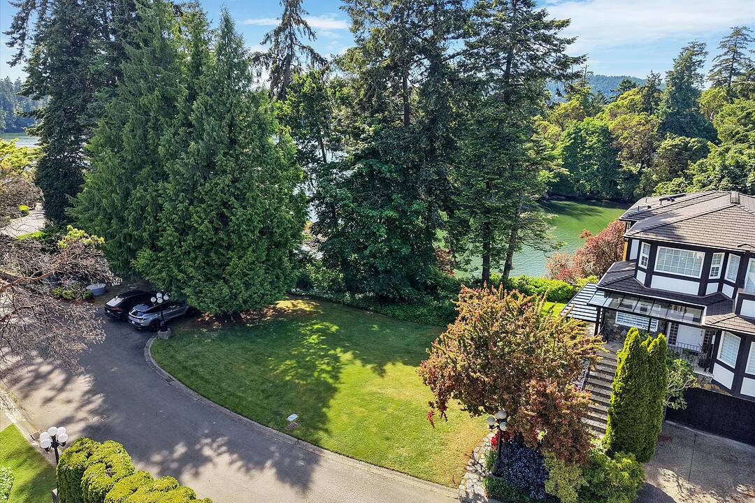 10 Governors Point Road, View Royal, British Columbia