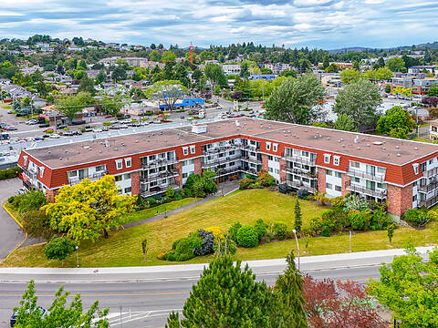110-1680 Poplar Avenue, Saanich