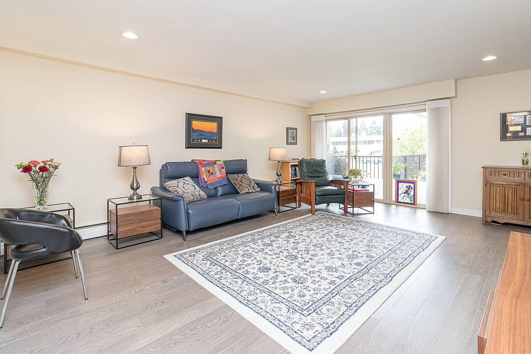 110-1680 Poplar Avenue, Saanich, British Columbia