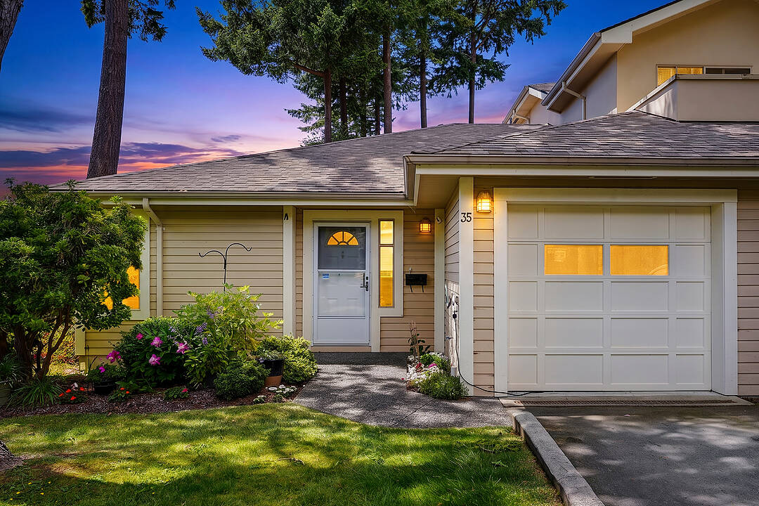 35-909 Admirals Road, Esquimalt, British Columbia