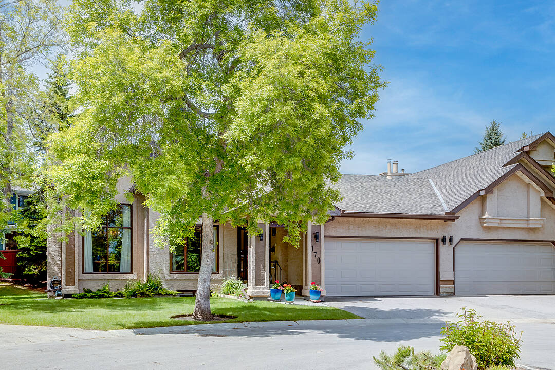 170 Oakbriar Close SW, Calgary, Alberta