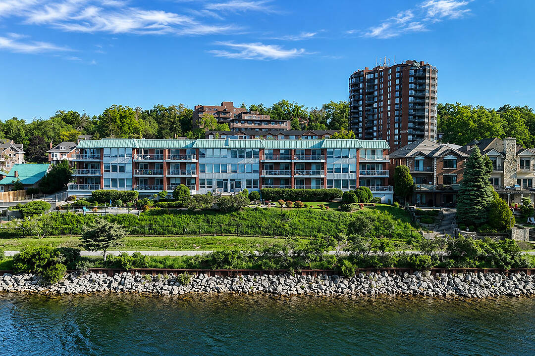 21 Kempenfelt Dr #303, Barrie, Ontario
