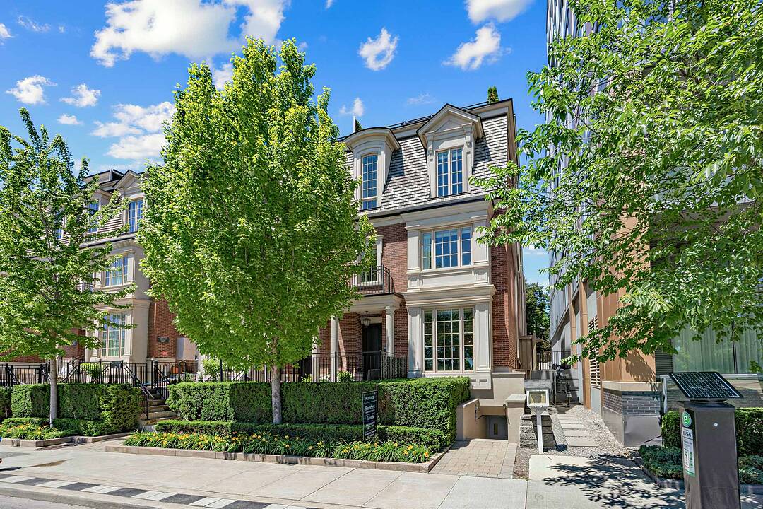288 St Clair Ave W #TH2, Toronto, Ontario