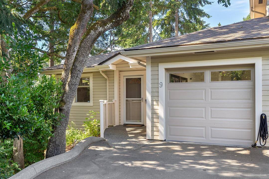 9-850 Parklands Drive, Esquimalt, British Columbia