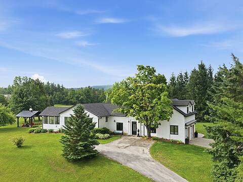 9263 91 County Road, Clearview