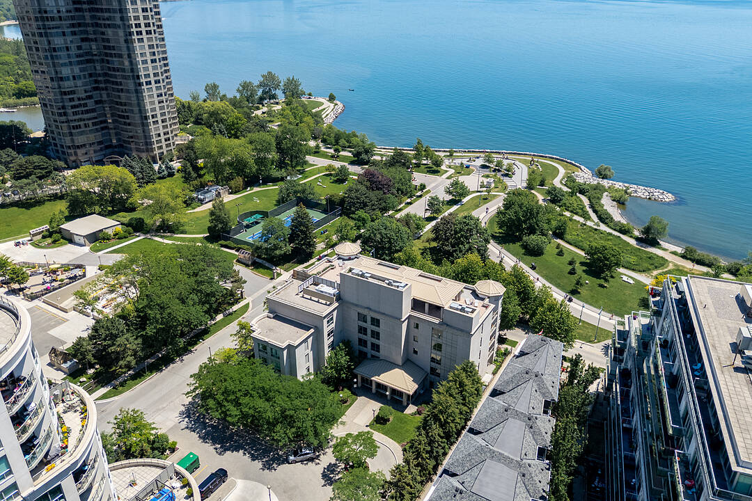 80 Palace Pier Crt #302, Toronto, Ontario