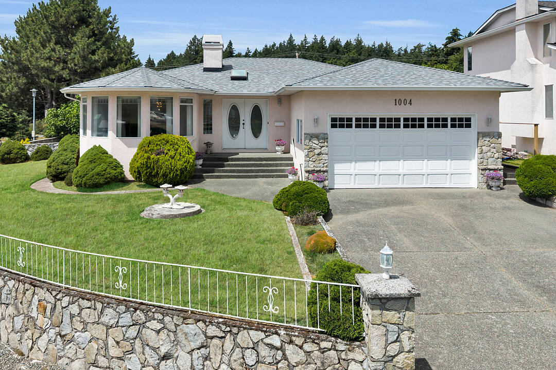 1004 Adeline Place, Saanich, British Columbia