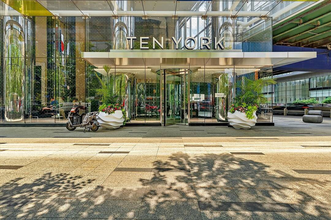 10 York St #2105, Toronto, Ontario