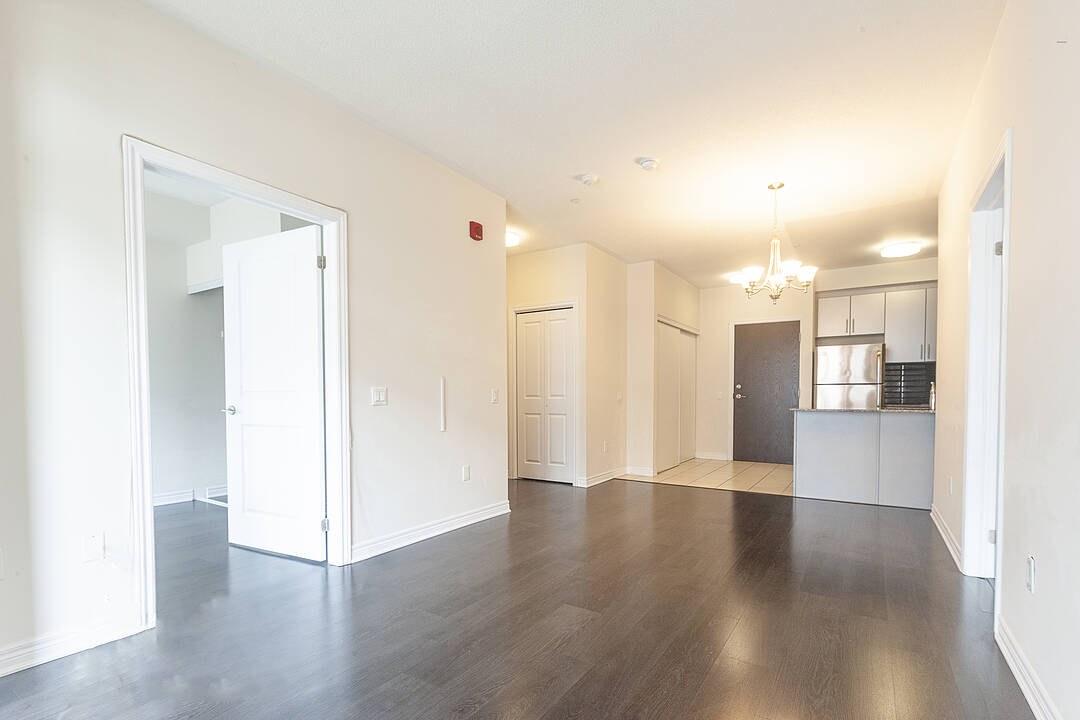 216 Oak Park Blvd #315, Oakville, Ontario