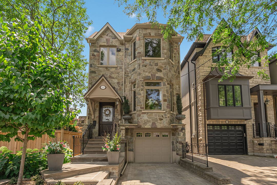 209 Douglas Ave, Toronto, Ontario