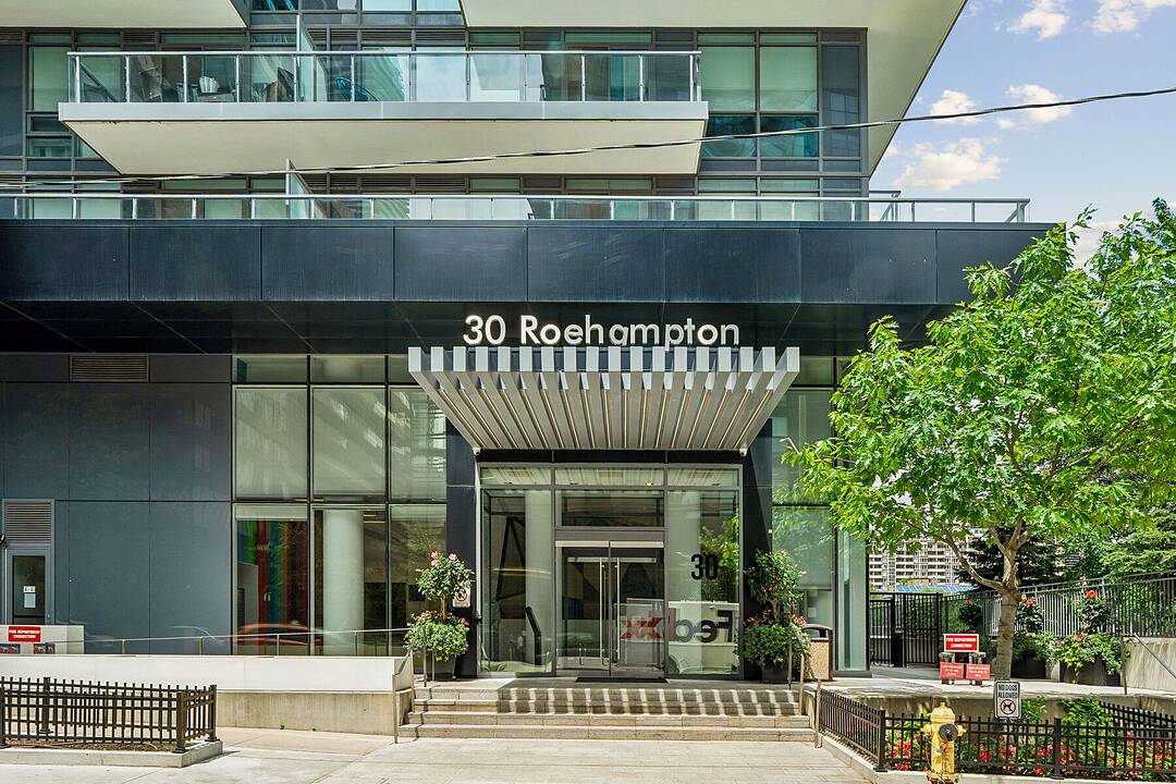 30 Roehampton Ave W #402, Toronto, Ontario