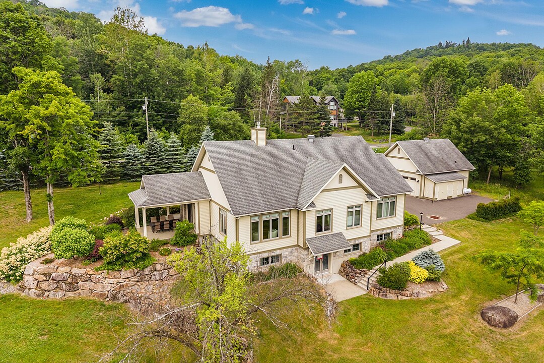 250 Rue des Deux-Montagnes, Bromont, Québec