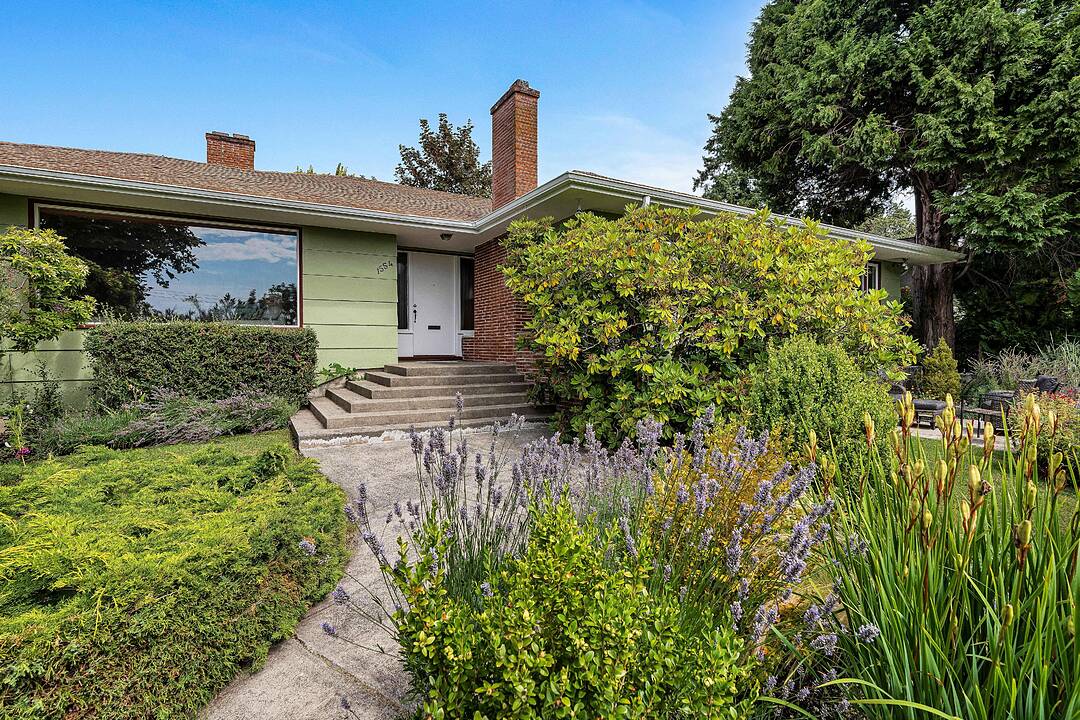 1554 Montgomery Avenue, Victoria, British Columbia