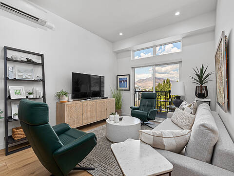 607-660 Cawston Avenue, Kelowna