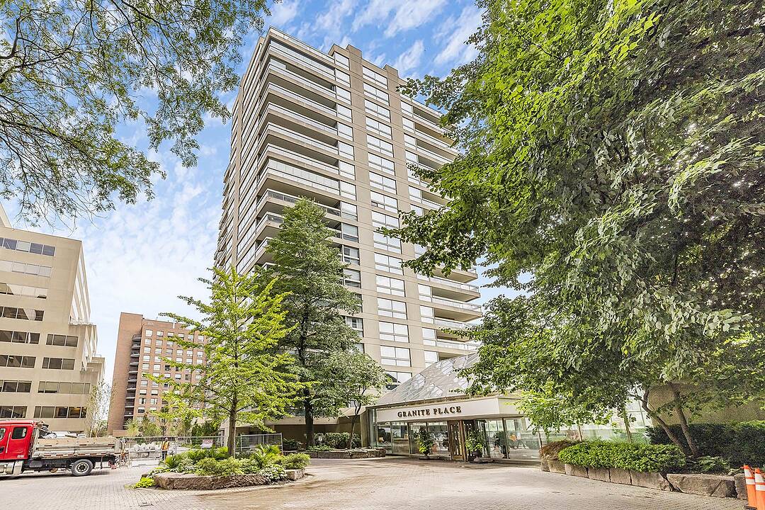 61 St Clair Ave W #902, Toronto, Ontario